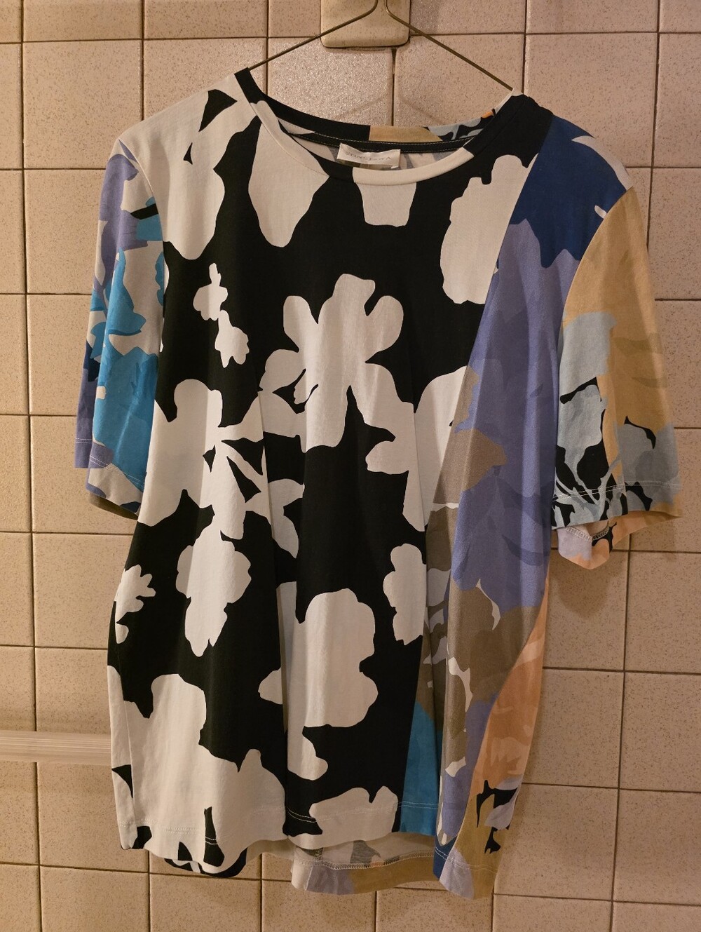 STINE GOYA Floral Abstract Short-Sleeve Top in Black, White & Blue
